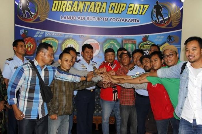 Perwakilan suporter klub peserta turnamen bersama panitia pelaksana Piala Dirgantara 2017 seusai penandatanganan pakta integritas di Lanud Adisutjipto, Maguwoharjo, Sleman, abu (22/2/2017).