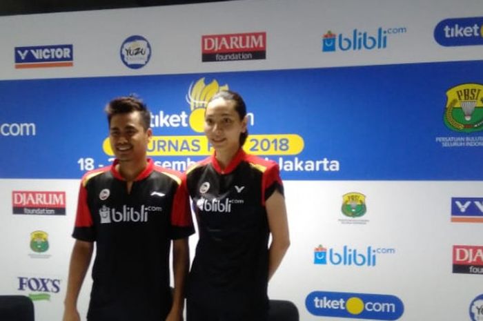 Pasangan ganda campuran klub PB Djarum, Tontowi Ahmad/Gloria Emanuelle Widjaja, berpose seusai melakoni sesi konferensi pers pertandingan Kejurnas PBSI 2018 di Britama Arena Mahaka Square, Kelapa Gading, Jakarta Utara, Rabu, (19/12/2018).