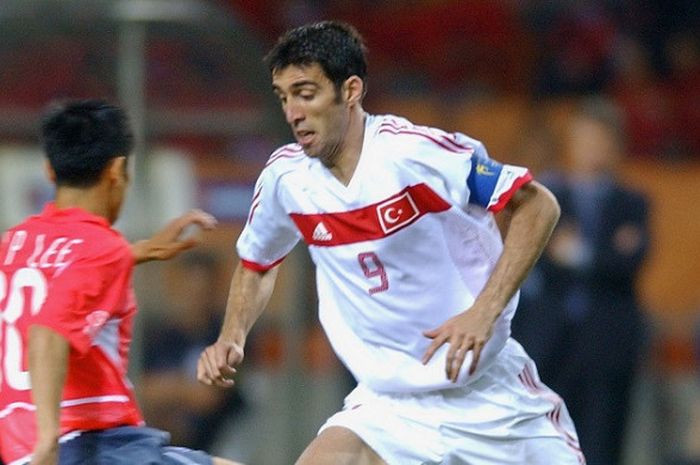 Penyerang Turki, Hakan Sukur, berusaha melewati Lee Young-pyo (Korea Selatan) dalam laga perebutan tempat ketiga Piala Dunia 2002, 29 Juni 2002 di Daegu Stadium.