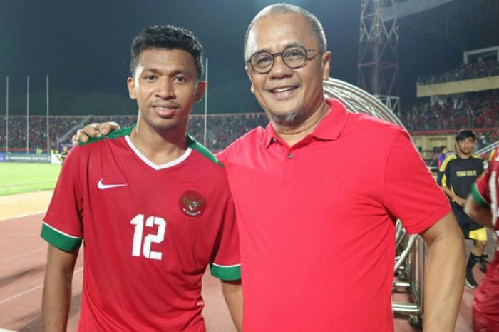 Momen saat Manajer Madura United, Haruna Soemitro (kanan), bersama Muhammad Rifad Marasabessy usai laga timnas U-19 Indonesia melawan Thailand di Stadion Gelora Delta Sidoarjo, Senin (9/7/2018). 