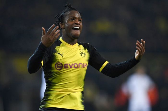 Striker Borussia Dortmund, Michy Batshuayi, merayakan golnya ke gawang Atalanta dalam laga leg pertama babak 32 besar Liga Europa di Stadion Signal Iduna Park, Dortmund, Jerman, pada 15 Februari 2018.