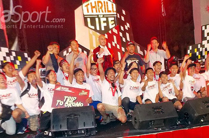 Para pemenang acara Thrill of Life - I Dare Qonquer The City berpose bersama usai penyerahan hadiah pemenang di Cihampelas Walk, Bandung, Minggu (4/3/2018).