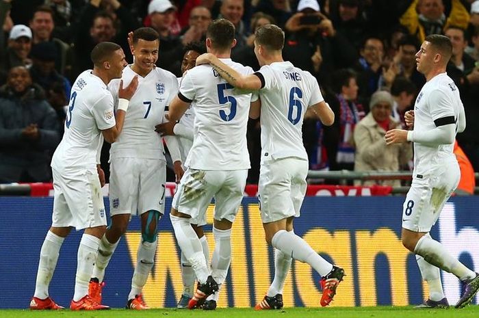 Para pemain Inggris merayakan gol Delle Alli ke gawang Prancis pada partai uji coba di Stadion Wembley, Selasa (17/11/2015).