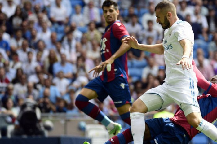 Striker Real Madrid, Karim Benzema, dalam laga kontra Levante di Santiago Bernabeu pada Sabtu (9/9/2017)