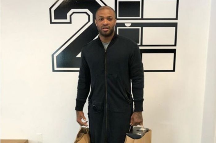 P.J. Tucker sedang berbelanja di salah satu toko yang terletak di Cleveland.