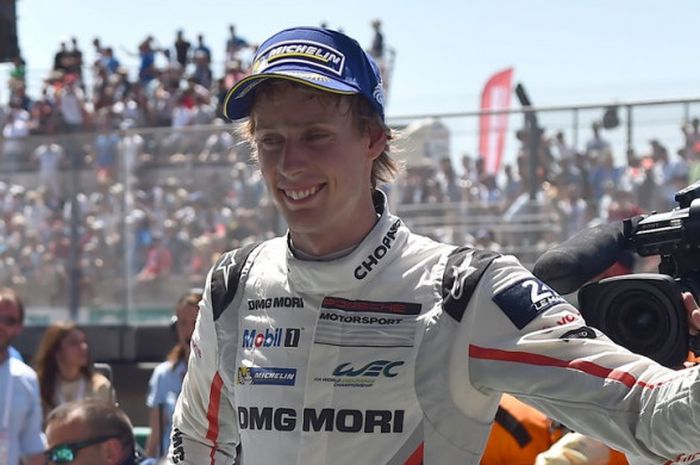 Pebalap Selandia Baru, Brendon Hartley (Porsche 919 Hybrid N°2), merayakan kemenangan pada ajang 85th Le Mans 24-hours endurance race di Le Mans, Prancis,  18 Juni 2017.