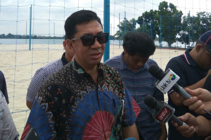 Kepala Dinas Pekerjaan Umum Cipta Karya (PUCK) Sumatera Selatan, Basyarudin Ahmad, memberikan keterangan kepada pers di lapangan voli pantai, kompleks Jakabaring Sport City (JSC), Palembang, Sabtu (25/11/2017).