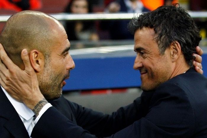Luis Enrique dan Josep Guardiola saling menyapa ketika Barcelona dan Bayern Muenchen bertanding pada semifinal Liga Champions di Stadion Camp Nou, 6 Mei 2015.