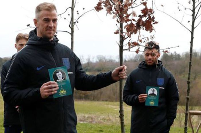 Joe Hart dan pemain timnas Inggris lainnya tengah melakukan aksi tanam pohon di St George Park untuk mengenang pahlawan Perang Dunia I, Selasa (20/3/2018).