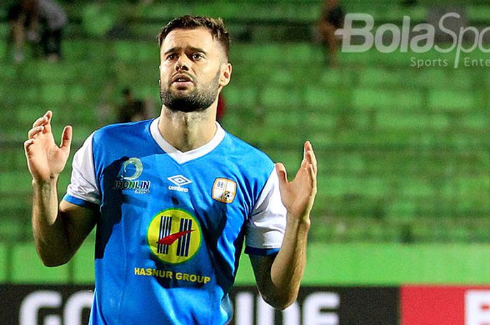 Gelandang Barito Putera, Douglas Packer, dalam Laga pekan ke-9 Liga 1 2018 melawan Perseru Serui di Stadion Gajayana Malang, Jawa Timur, Kamis (17/05/2018) malam.