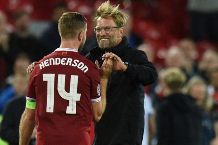 Pelatih Liverpool, Juergen Klopp, merayakan kemenangan tim bersama kapten Jordan Henderson dalam laga play-off Liga Champions kontra Hoffenheim di Anfield, 23 Agustus 2017.