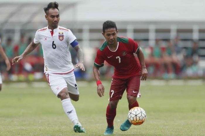 Gelandang Indonesia, Gian Zola mencoba lepas dari kawalan kapten Myanmar, Yan Aung Kyaw (kiri) pada uji coba internasional di Stadion Pakansari, Selasa (21/3/2017).