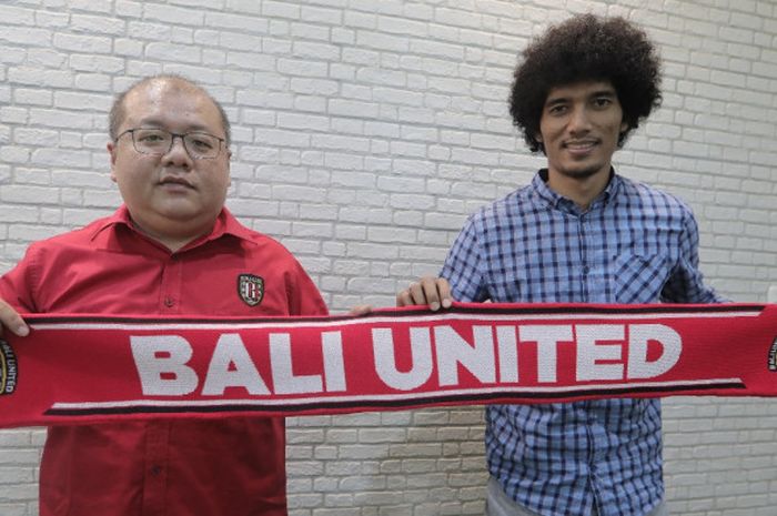 CEO Bali United, Yabes Tanuri, berfoto dengan pemain baru, Ahmad Maulana Putra.