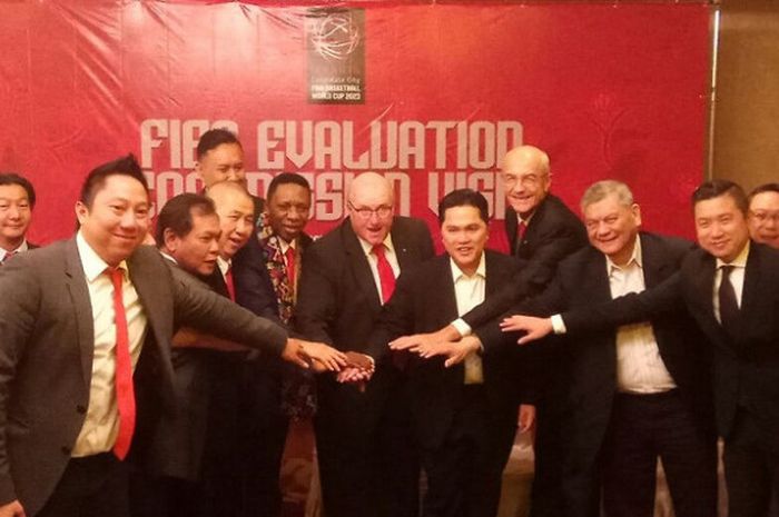 Ketua KOI Erick Thohir dan sejumlah pejabat dari FIBA berfoto seusai mengadakan pertemuan di Hotel Muliaz Jakarta, Rabu (18/10/2017).