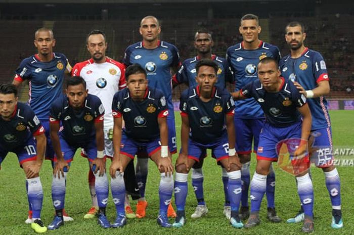 Penyerang Ferdinand Sinaga (depan, kanan) bersama pemain Kelantan FA berpose bersama sebelum laga kontra tuan rumah PKNS FC pada laga pekan kelima Liga Super Malaysia 2018 di Stadion Shah Alam, Selangor, Jumat (9/3/2018) malam. 
