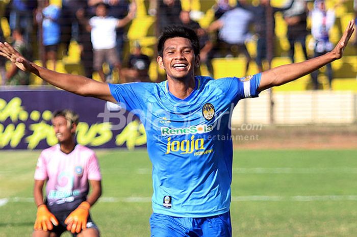 Kapten PSIM Yogyakarta, Hendika Arga, melakukan selebrasi seusai mencetak gol ke gawang Martapura FC