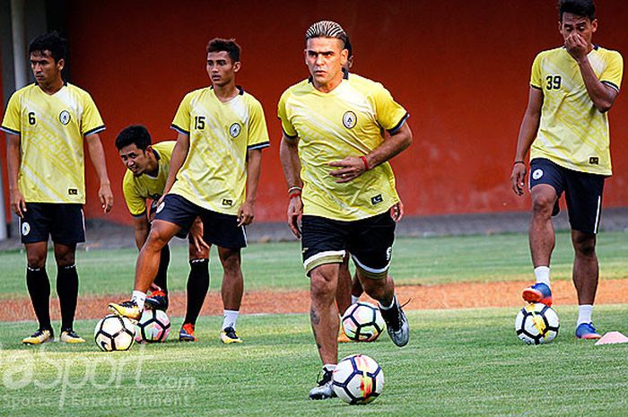  Striker PSS Sleman, Cristian Gonzales, saat mengikuti latihan tim jelang melawan PS Mojokerto Putra pada laga perdana Liga 2. 