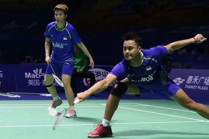 Pasangan ganda campuran Indonesia, Tontowi Ahmad/Liliyana Natsir, saat menjalani pertandingan melawan Mark Lamsfuss/Isabel Herttrich (Jerman) pada babak kedua turnamen China Terbuka 2017 di Haixia Olympic Sports Center, Fuzhou, Kamis (16/11/2017).