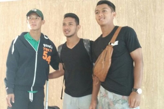 Tiga pemain Persib Bandung, Henhen Herdiana (kiri), Gian Zola (tengah), dan Febri Hariyadi (kanan), berpose sebelum meninggalkan Hotel Yasmin, Karawaci, Tangerang, Banten, Kamis (9/3/2017) siang WIB.