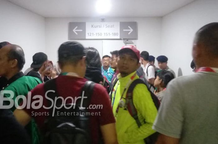 Wartawan melakukan protes terhadap panitia lantara tidak dapat masuk ke arena pertandingan babak final bulu tangkis beregu putra di Istora Senayan, Jakarta (22/8/2018).