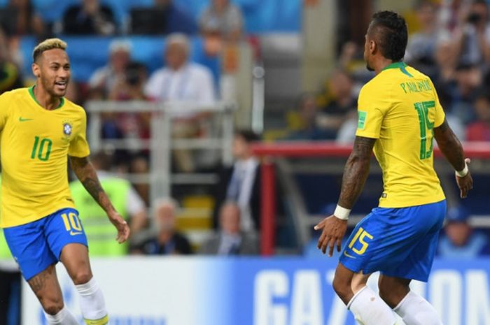 Gelandang Brasil, Paulinho (kanan), merayakan golnya bersama Neymar dalam laga Grup E Piala Dunia 2018 kontra Serbia di Spartak Stadium, Moskow, Rusia pada 27 Juni 2018.
