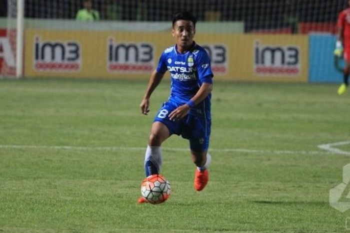 Gelandang mungil Persib, M Taufiq, beraksi di lini tengah skuat Maung Bandung saat menjamu Persela di Stadion GBLA, Kota Bandung, Jumat (29/7/2016) malam. 