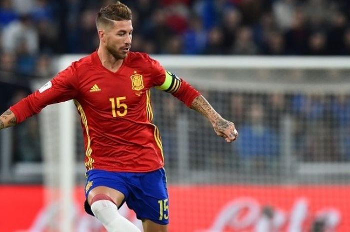 Bek sekaligus kapten tim nasional Spanyol, Sergio Ramos, tampil pada laga kualifikasi Piala Dunia 2018 kontra Italia di Stadion Juventus, Kamis (6/10/2016) waktu setempat.