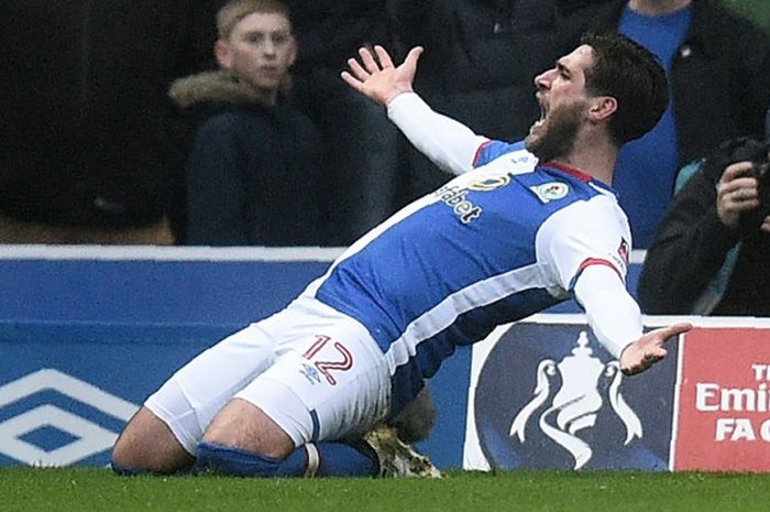 Striker Blackburn Rovers, Danny Graham, merayakan gol yang dicetaknya pada laga babak kelima Piala FA 2016-2017 melawan Manchester United, 19 Februari 2017 di Ewood Park, Blackburn, Inggris. 