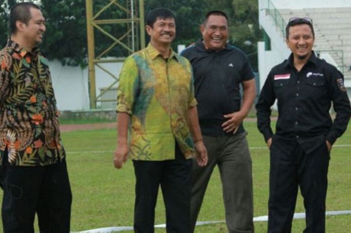 Ustaz Yusuf Mansyur datang bersama mantan pelatih kepala tim nasional Indonesia U-19, Indra Sjafri, pada saat skuad Persika Karawang menggelar latihan, Senin (29/1) sore, di Stadion Singaperbangsa Karawang.