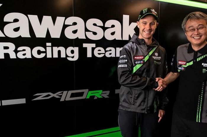 Jonathan Rea (kiri) menjabat tangan salah satu petinggi tim Kawasaki WSBK usai mencapai kata sepakat