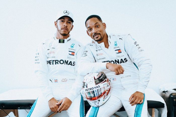 Pebalap dari tim Mercedes, Lewis Hamilton (kiri), sedang bersama dengan Will Smith jelang sesi balap