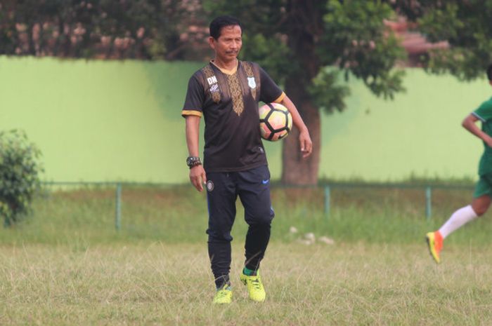 Pelatih PSMS Medan Djajang Nurdjaman saat memimpin latihan sore di Stadion Kebun Bunga