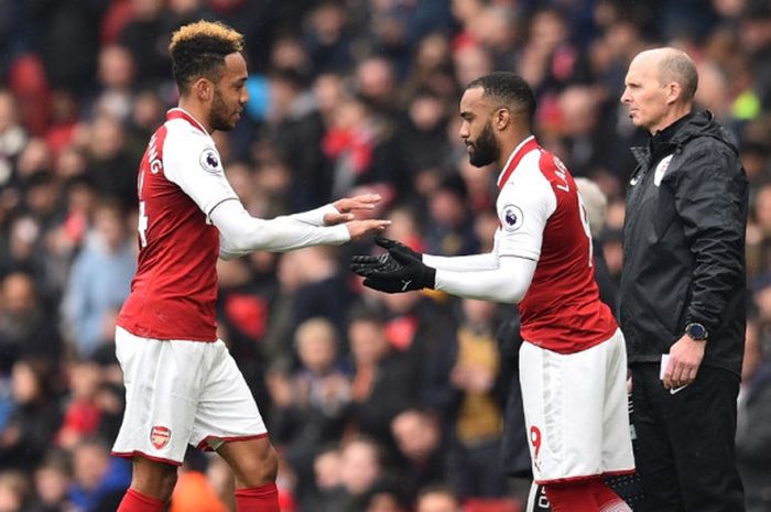 Penyerang Arsenal, Pierre-Emerick Aubameyang (kiri), digantikan oleh Alexandre Lacazette dalam laga Liga Inggris kontra Southampton di Stadion Emirates, London pada 8 April 2018.