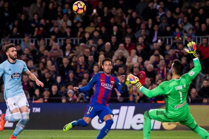 Aksi penyerang Barcelona, Neymar Jr., saat membobol gawang Celta Vigo di Camp Nou, 4 Maret 2017. 