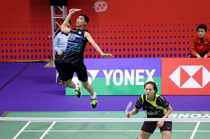 Pasangan ganda campuran Indonesia, Ronald/Annisa Saufika, bersiap melakukan smes ke arah Zhang Nan/Li Yinhui (China) pada babak pertama Hong Kong Open 20118 di Hong Kong Coliseum, Selasa (13/11/2018).