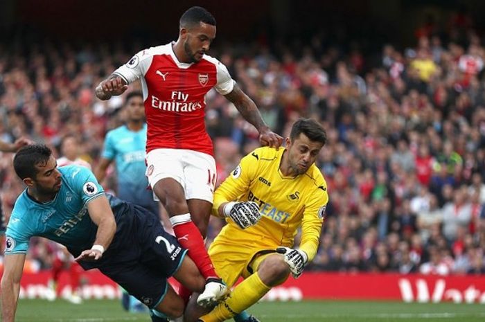 Striker Arsenal, Theo Walcott, saat mencetak gol ke gawang Swasnea pada pertandingan Premier League Sabtu (15/10/2016)