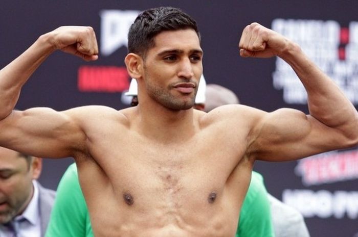 Petinju Inggris, Amir Khan, melakukan sesi timbang berat badan di Las Vegas, Amerika Serikat, 6 Mei 