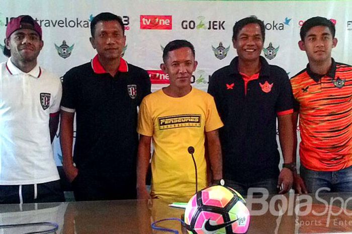 Pelatih Bali United, WIdodo Cahyono Putro (kedua dari kiri) dan asisten pelatih Persegres Gresik, Khusairi (kedua dari kanan), berfoto bersama saat jumpa pers di Stadion Surajaya, Lamongan, Minggu (30/7/2017).