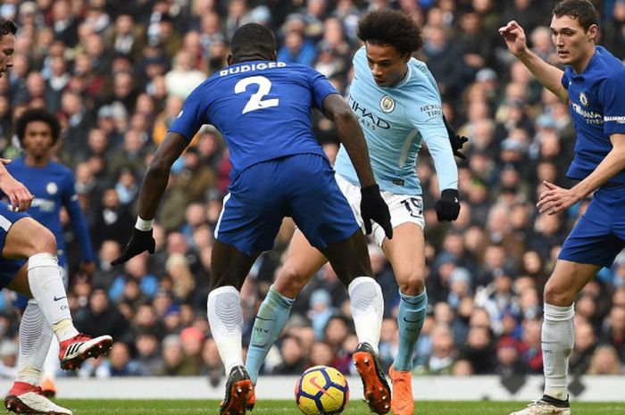  Leroy Sane (tengah)  dihadang Antonio Ruediger (tengah), Danny Drinkwater (kiri) dan Andreas Christensen (kanan), saat laga lanjutan Liga Inggris antara Manchester City kontra Chelsea di Stadion Etihad pada Minggu (4/3/2018). 