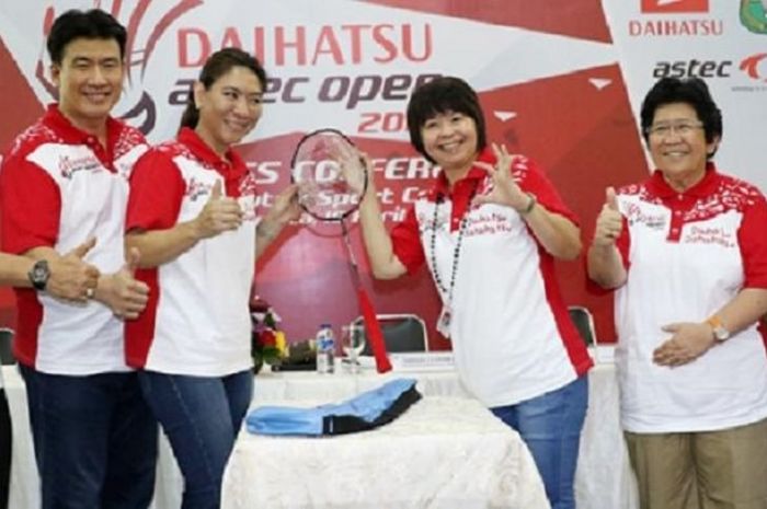 Marketing Director PT.Astra Daihatsu Motor, Amelia Tjandra (ketiga dari kanan) bersama Alan Budikusuma dan Susy Susanti penggagas Daihatsu Astec Open.