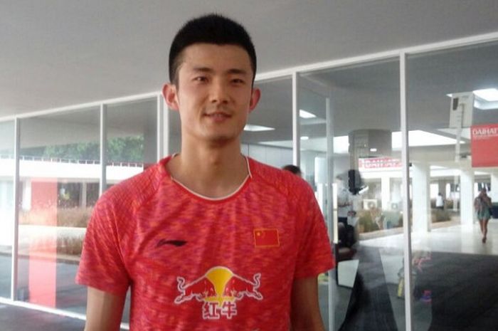 Pebulu tangkis tunggal putra China, Chen Long, berpose seusai menjalani wawancara seusai menjalani l