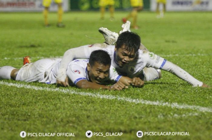 Selebrasi dua pemain PSCS Cilacap merayakan gol ke gawang Bogor FC pada laga kedua Grup Barat 8 Besar Liga 3 2018 di Stadion Galuh, Ciamis, 19 Desember 2018. 