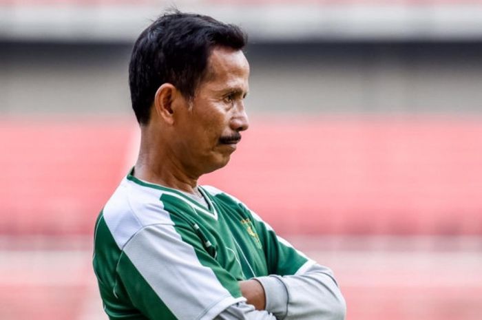 Djajang Nurdjaman memimpin sesi latihan di Stadion Gelora Bung Tomo.