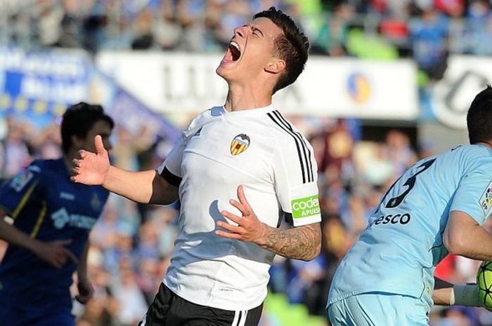 Ekspresi kekesalan striker Valencia, Santi Mina, setelah gagal mencetak gol ke gawang Getafe dalam partai La Liga, 24 April 2016.