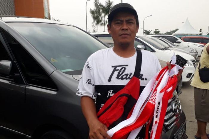 Uje, pedagang ikat kepala pada final sepak bola putra Asian Games 2018 antara Jepang Vs Korsel di Stadion Pakansari, Kabupaten Cibinong, Kab Bogor pada 1 September 2018. 