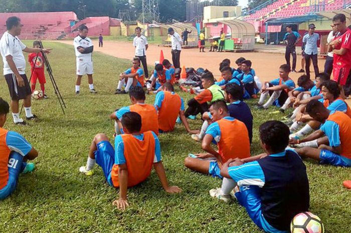 Pemain Semen Padang mendengarkan instruksi pelatih, Syafrianto Rusli, saat latihan menjelang turnamen Piala Wali Kota Padang.