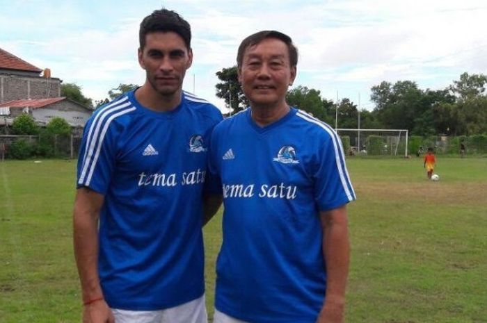 Gelandang asal Argentina, Gustavo Chena (kiri) bersama koordinator tim veteran Mitra Devata, Purwanto Iman Santoso, jelang laga melawan PS Kelan di lapangan Kedonganan, Jimbaran, Minggu (22/1/2017) sore.