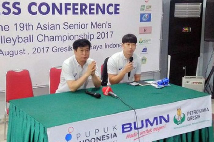 Pelatih kepala tim voli putra Korea Selatan, Kim Hochul (kiri), selepas pertandingan lawan Indonesia.