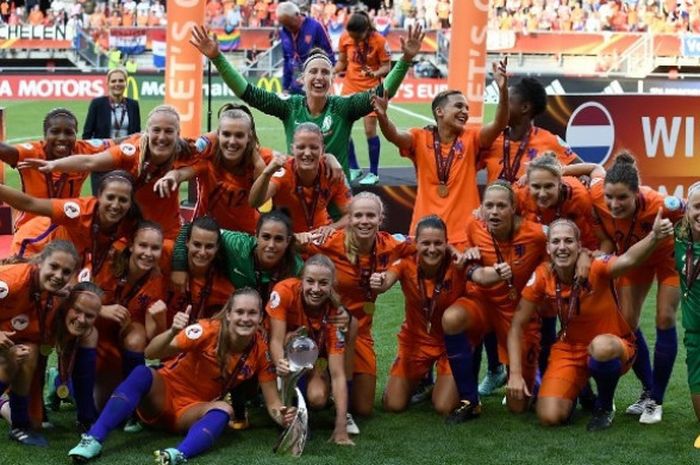 Skuat timnas putri Belanda merayakan gelar juara Piala Eropa Putri 2017. Dalam partai final yang digelar pada Minggu (6/8/2017), Belanda mengalahkan Denmark dengan skor 4-2