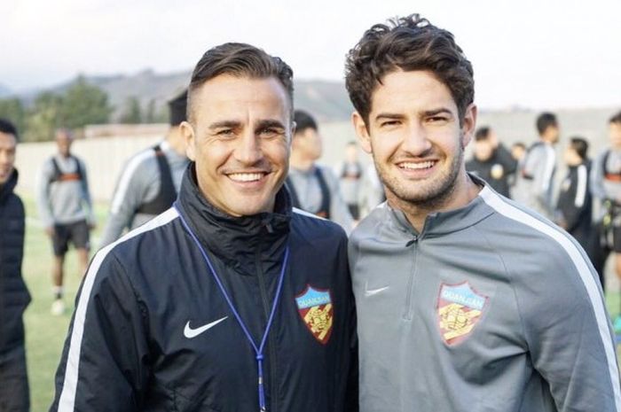 Pelatih Tianjin Quanjian, Fabio Cannavaro (kiri), berfoto dengan striker barunya, Alexandre Pato, Selasa (31/1/2017).